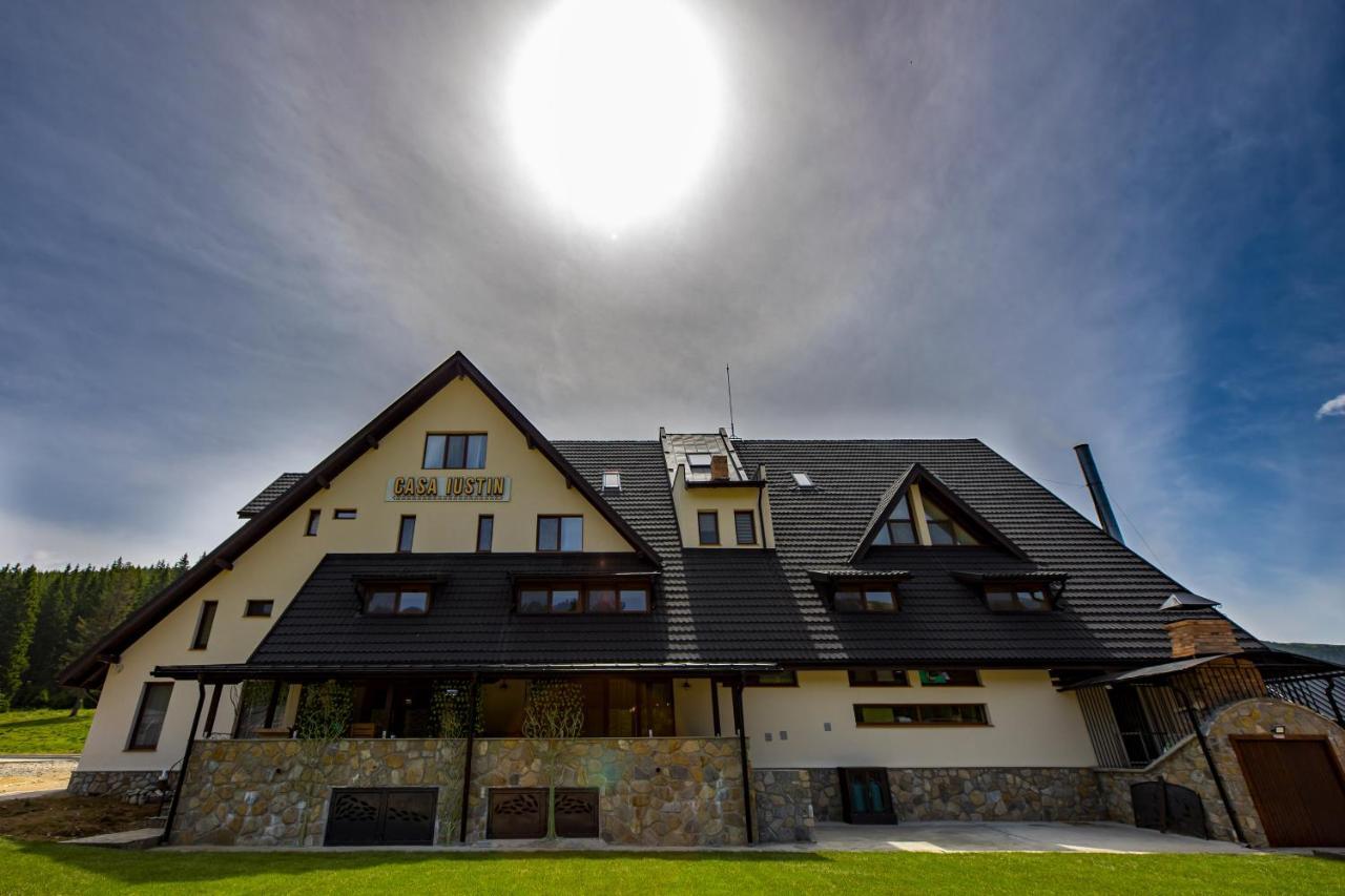 Hotel Casa Iustin Moroeni Zewnętrze zdjęcie