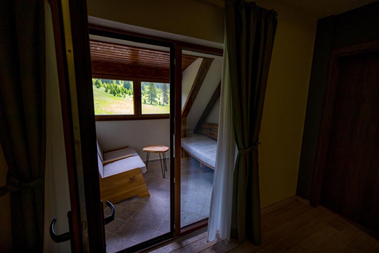 Hotel Casa Iustin Moroeni Zewnętrze zdjęcie