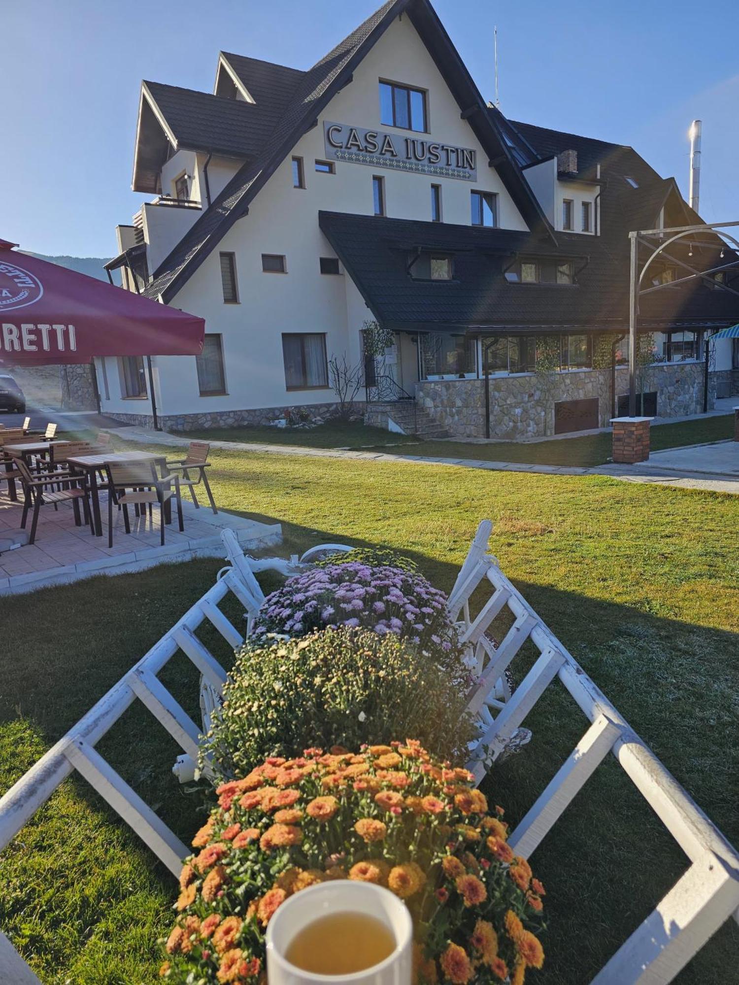 Hotel Casa Iustin Moroeni Zewnętrze zdjęcie