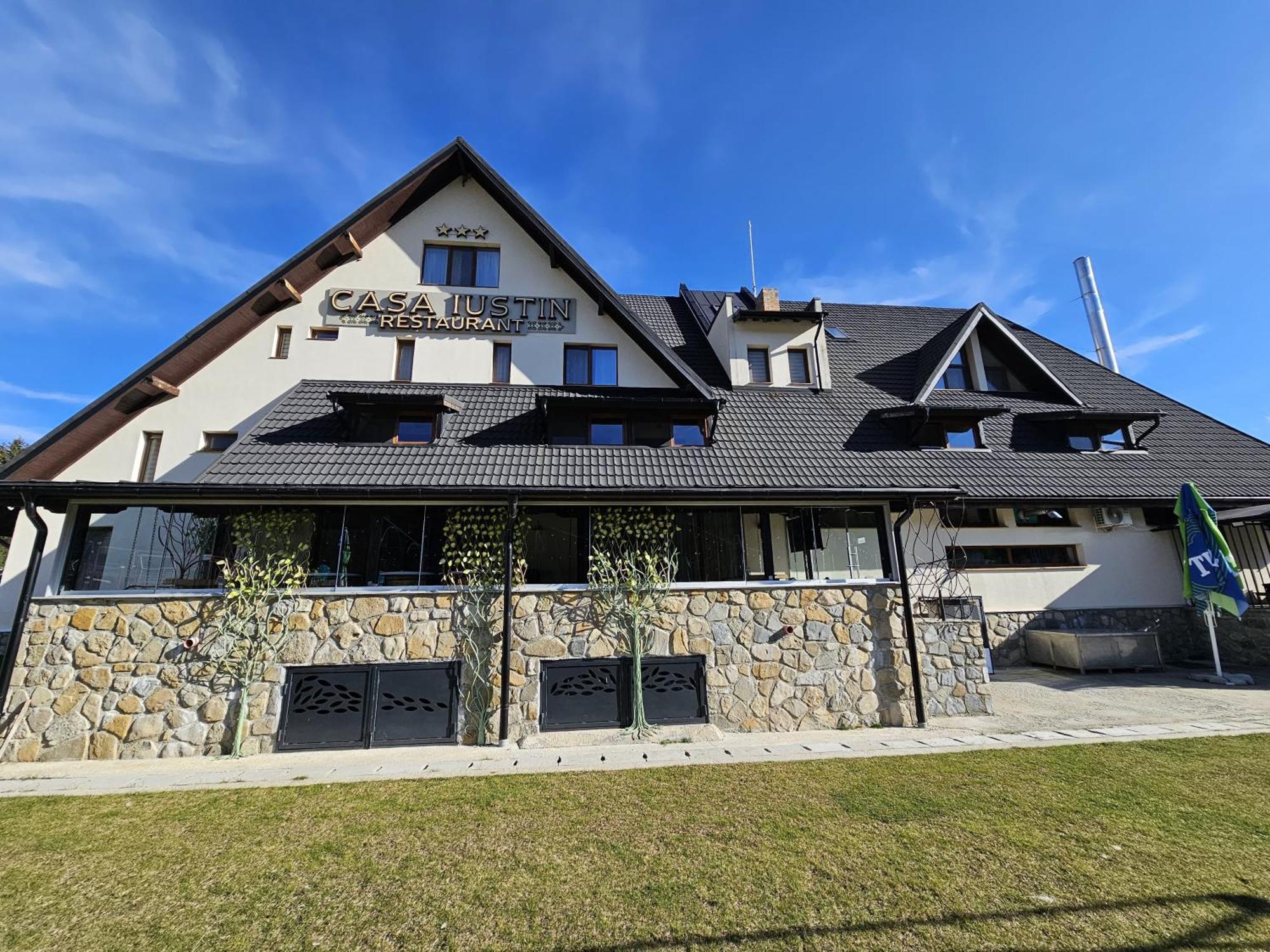 Hotel Casa Iustin Moroeni Zewnętrze zdjęcie
