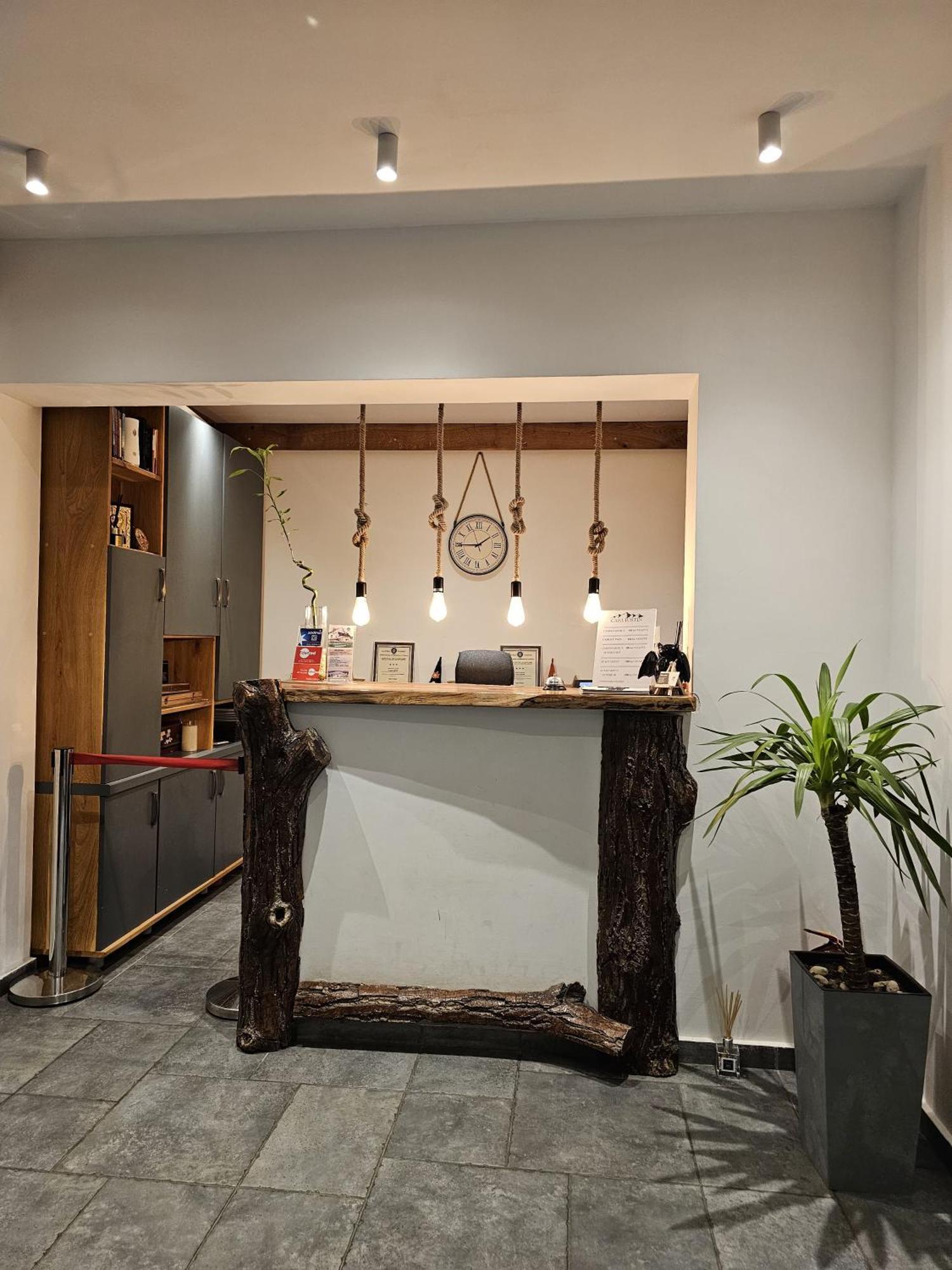 Hotel Casa Iustin Moroeni Zewnętrze zdjęcie