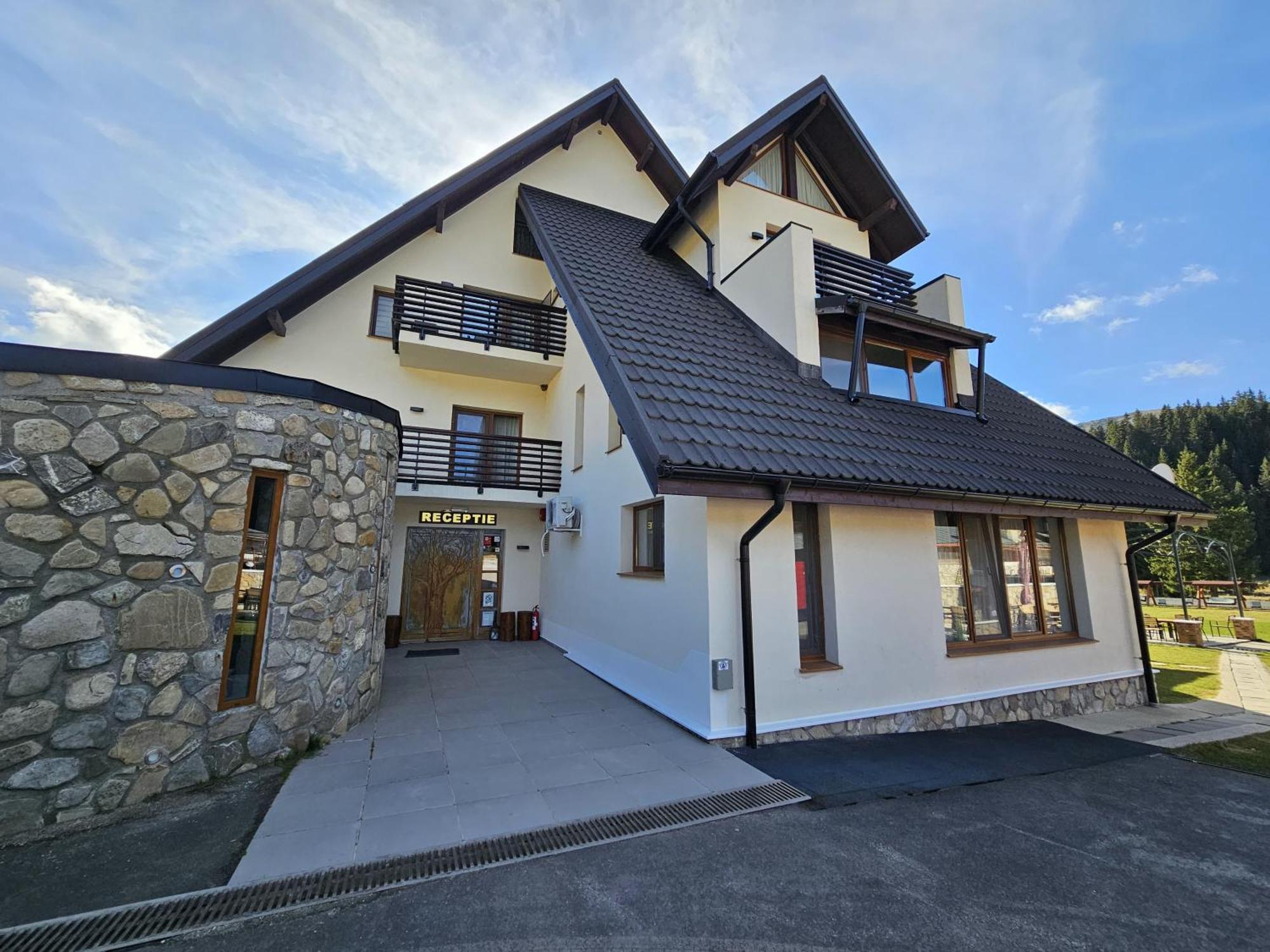Hotel Casa Iustin Moroeni Zewnętrze zdjęcie