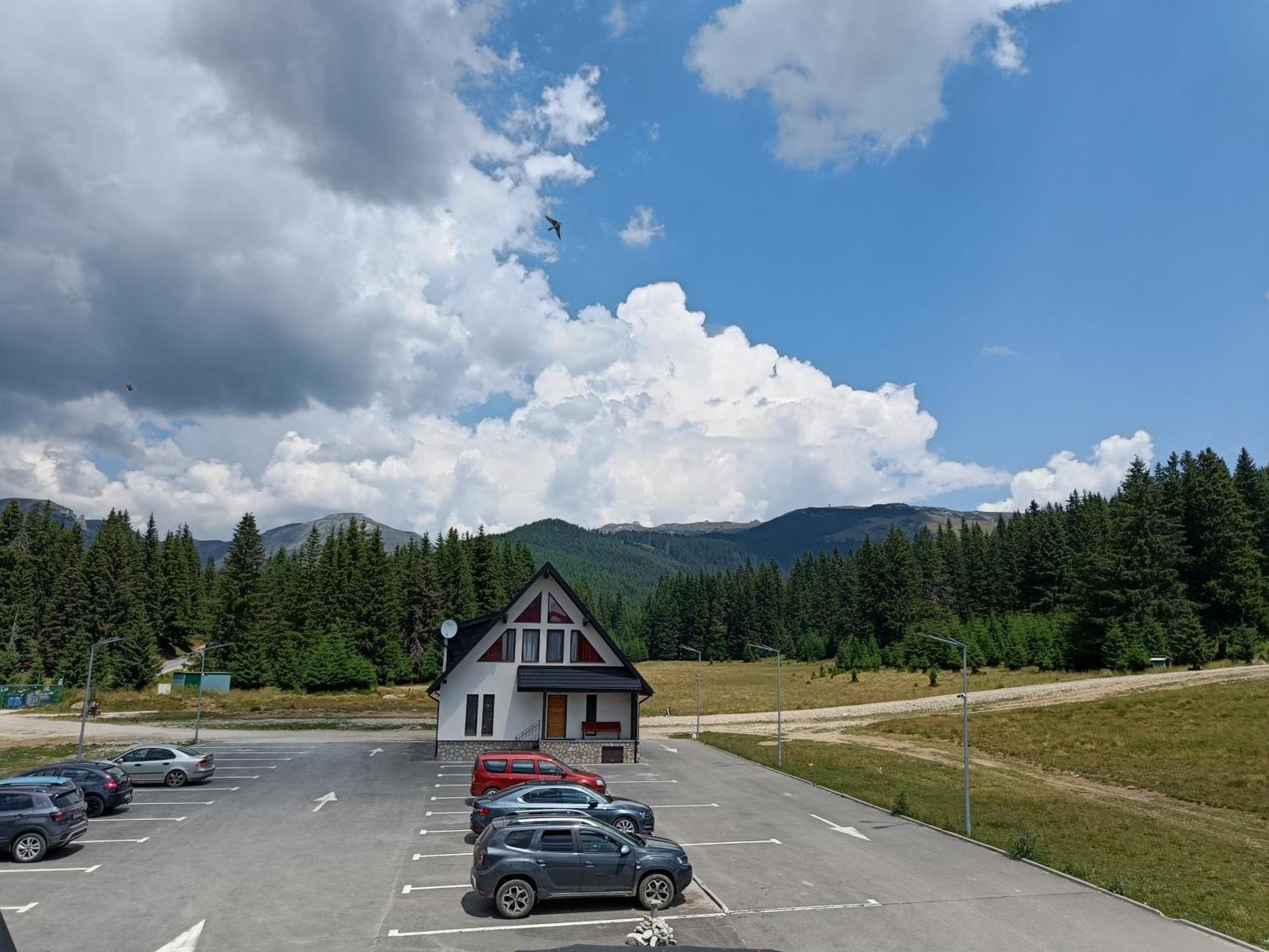 Hotel Casa Iustin Moroeni Zewnętrze zdjęcie